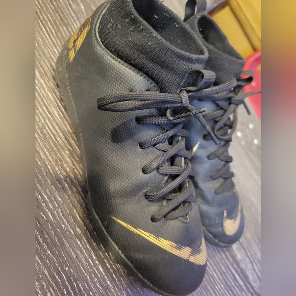 Nike soccer shoes for kids - Picture 2 of 5